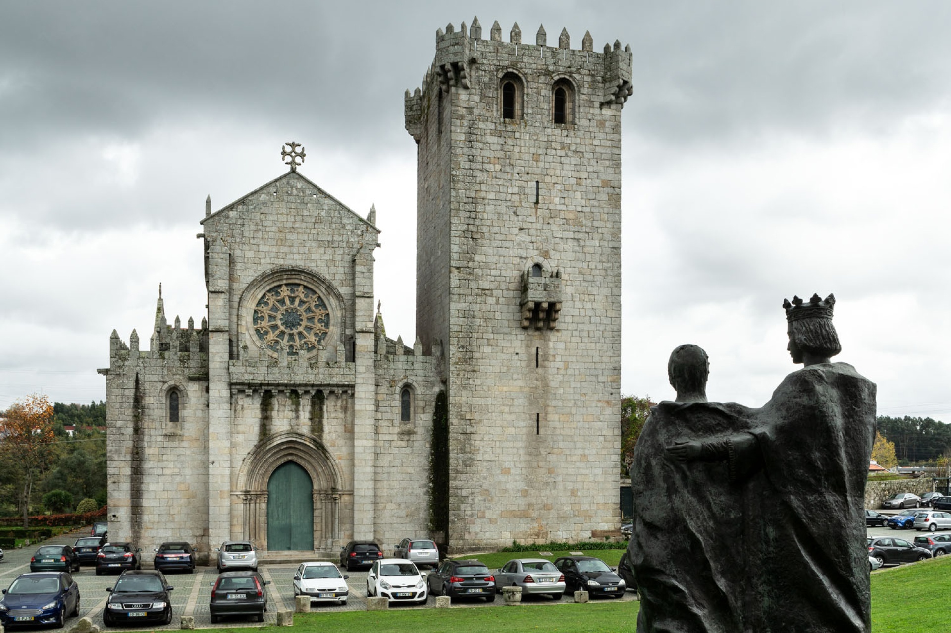 Estátua de D. Fernando e D. Leonor Teles em frente à Igreja